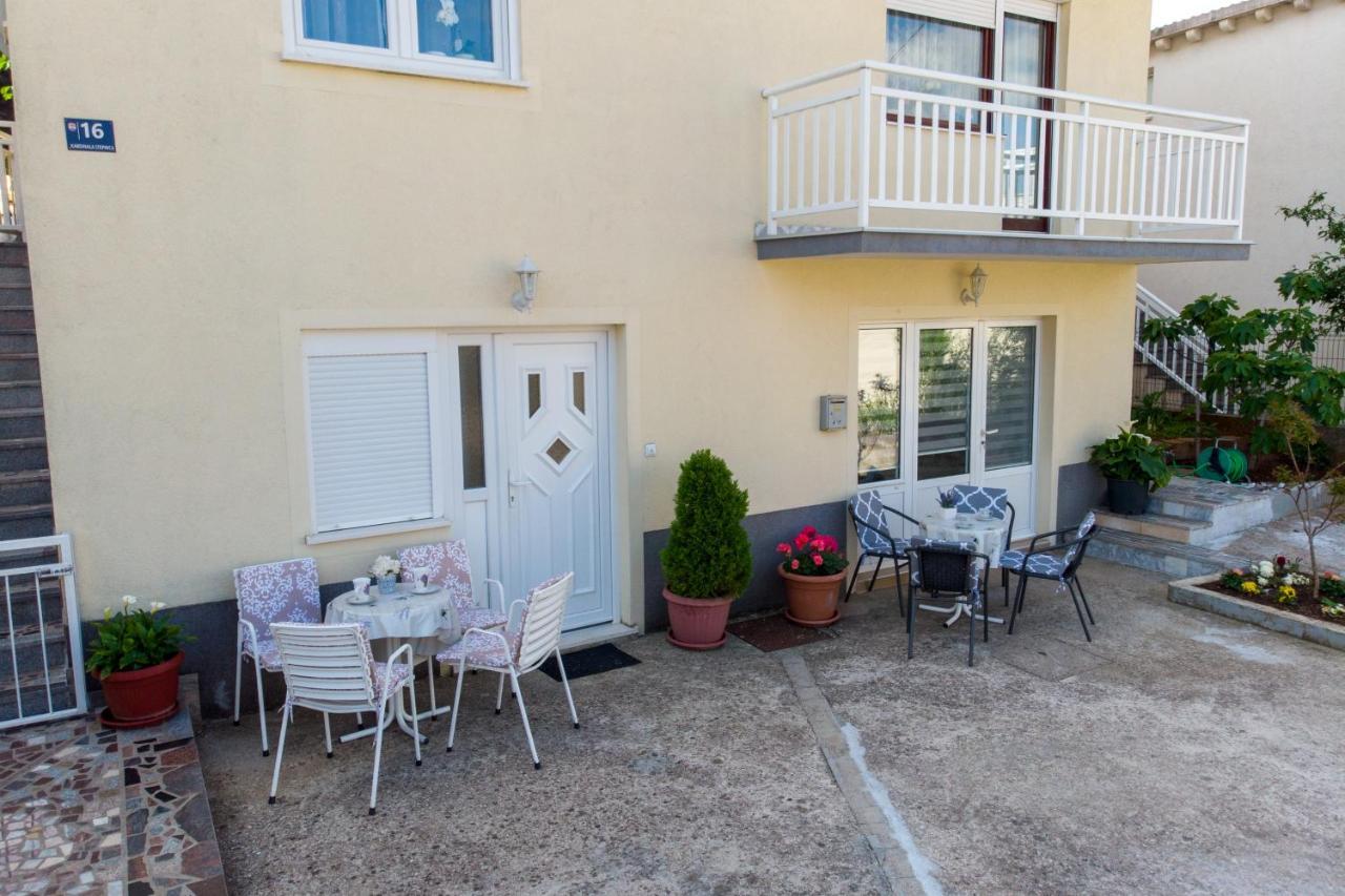 נאום Apartmani Frane מראה חיצוני תמונה